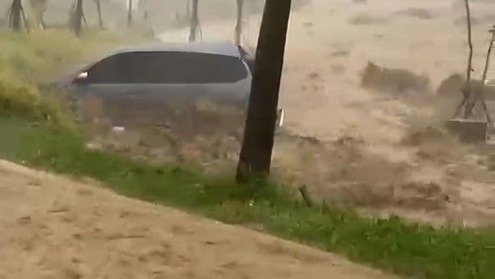Mobil Hanyut Terseret Banjir di Babakan Madang, Warga Panik