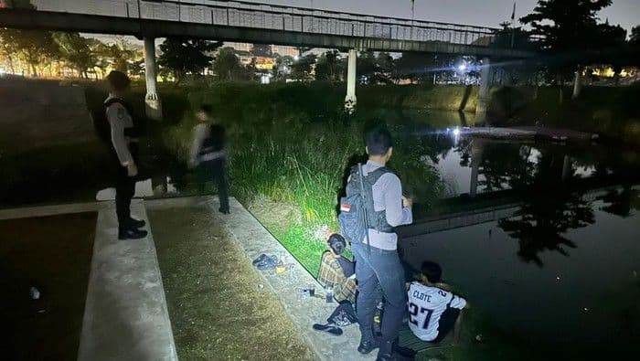 Pemuda Nongkrong di Kemang Bawa Sajam, Lari Saat Polisi Datang