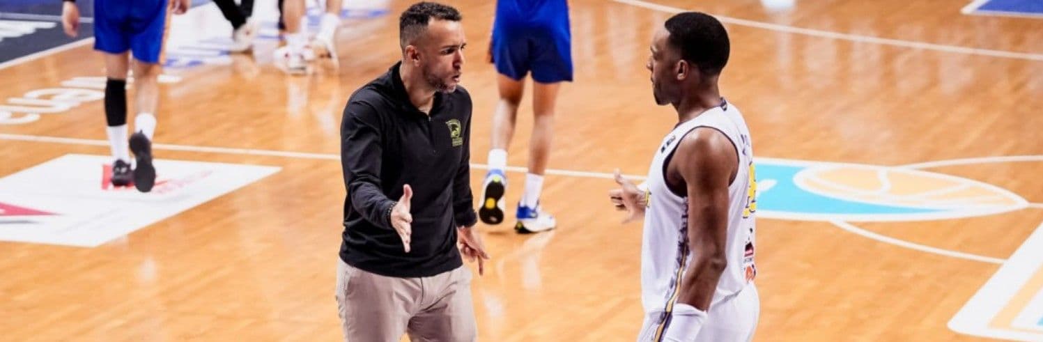 Adu Strategi Youbel Sondakh dan David Singleton Warnai Panasnya Game 3 Playoff IBL