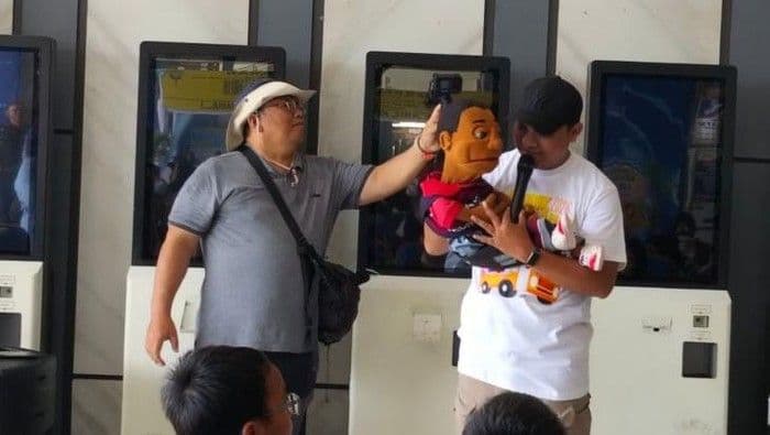 Pendongeng Sajikan Hiburan untuk Anak-anak Pemudik di Kampung Rambutan