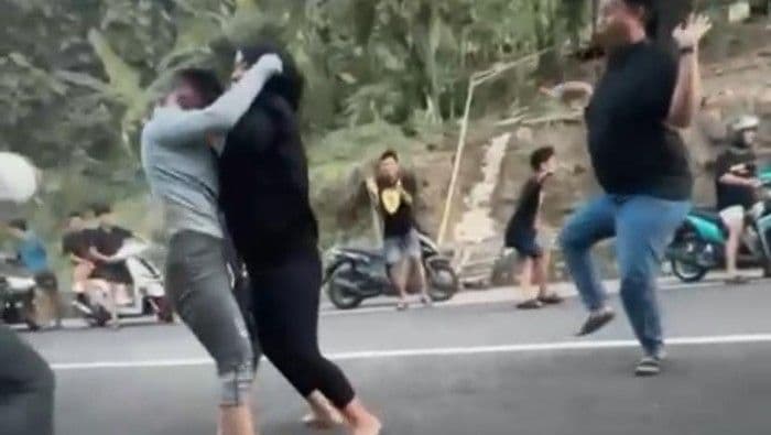 Dua Wanita di Sulsel Terlibat Perkelahian Diduga Rebutan Pria, Warga Menonton