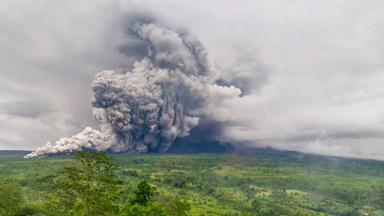 Gunung Semeru Erupsi Tiga Kali, Letusan Capai 1 Kilometer