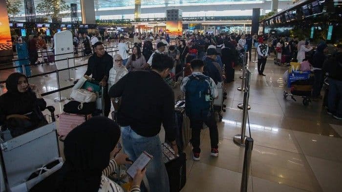 Bandara Soekarno-Hatta Dipadati Penumpang, Puncak Arus Mudik Tembus 184 Ribu Orang