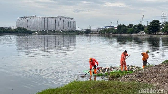 30 Petugas Damkar Diterjunkan Cari Warga Tenggelam di Danau Sunter Jakarta Utara